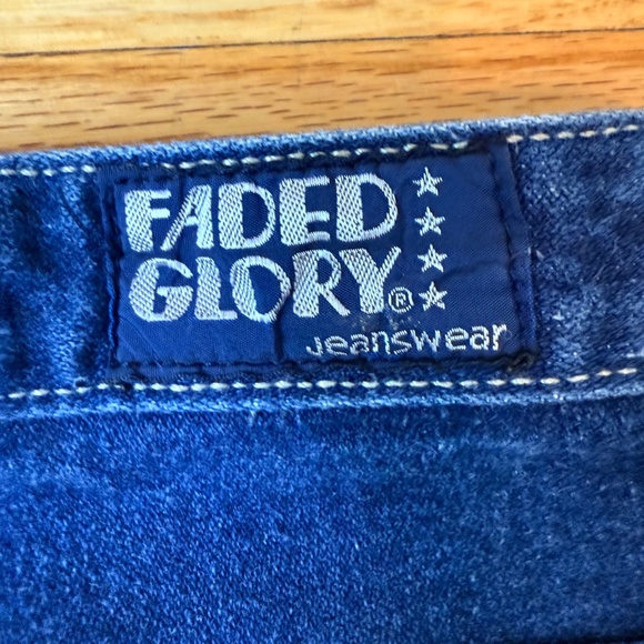 Vintage High-Waisted Dark Wash Jeans – Embroidered Back Pockets - Picture 6 of 7